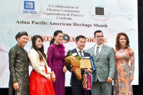 Ông Chris Lộc Đào nhận giải thưởng từ đại diện Quốc hội Mỹ
